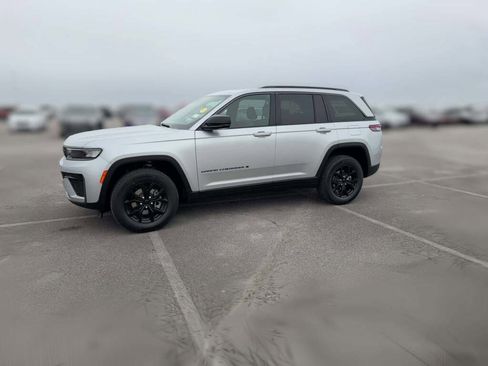 New 2026 Jeep Grand Cherokee Altitude image 5