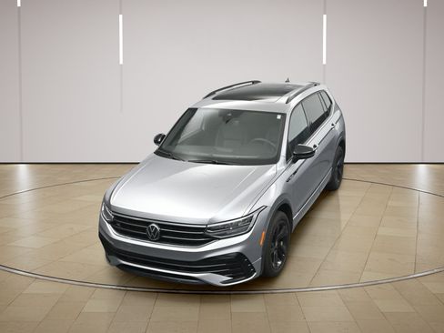 Used 2024 Volkswagen Tiguan SE R-Line FWD image 31