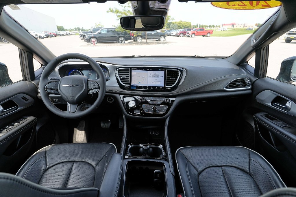 Used 2025 Chrysler Pacifica Limited FWD image 28