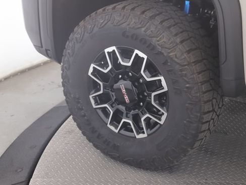 Used 2026 GMC Sierra 2500 AT4X w/ LPO, Black Badging Package AWD/4WD image 13