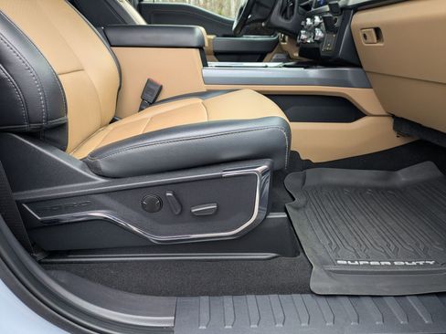 Certified 2024 Ford F350 Lariat w/ Chrome Package image 40