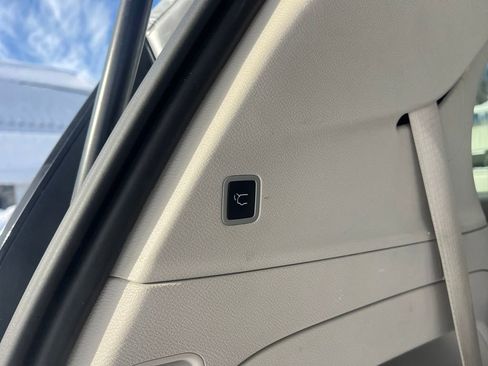 Used 2024 Chrysler Pacifica Touring-L image 40