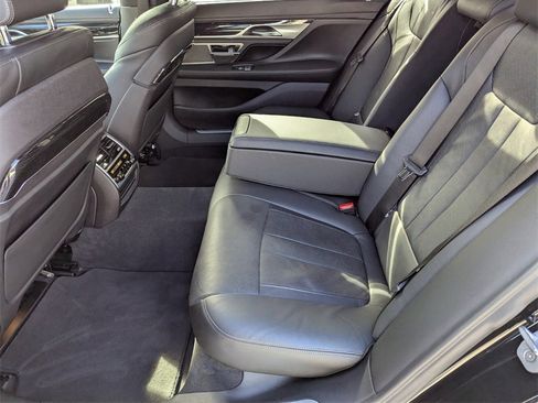 Used 2019 BMW 740i image 17