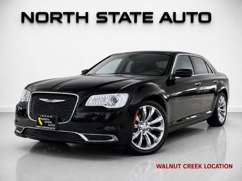 Used 2017 Chrysler 300 Limited RWD image 1