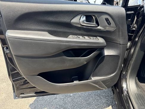 Used 2025 Chrysler Pacifica Select FWD image 10