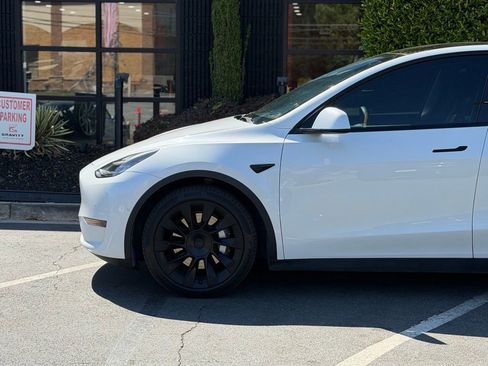 Used 2021 Tesla Model Y Long Range image 10