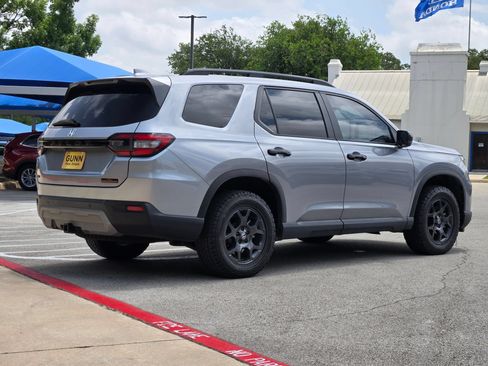 Used 2025 Honda Pilot TrailSport image 3
