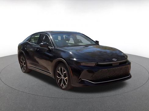 Used 2025 Toyota Crown XLE image 3