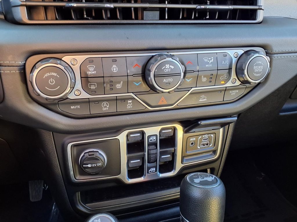 Used 2026 Jeep Wrangler Unlimited Sahara AWD/4WD image 10