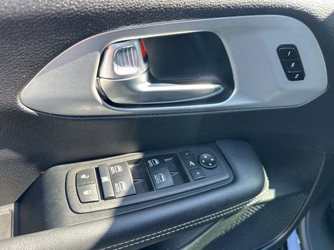 Used 2025 Chrysler Pacifica Limited image 34