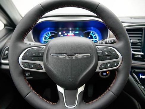 Used 2025 Chrysler Pacifica Pinnacle image 26