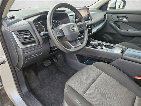 Used 2025 Nissan Rogue SV image 10