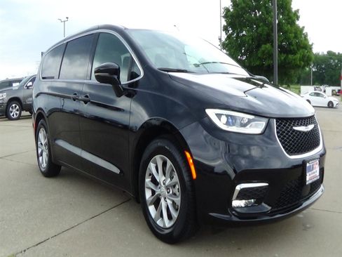 Used 2026 Chrysler Pacifica Limited FWD image 4