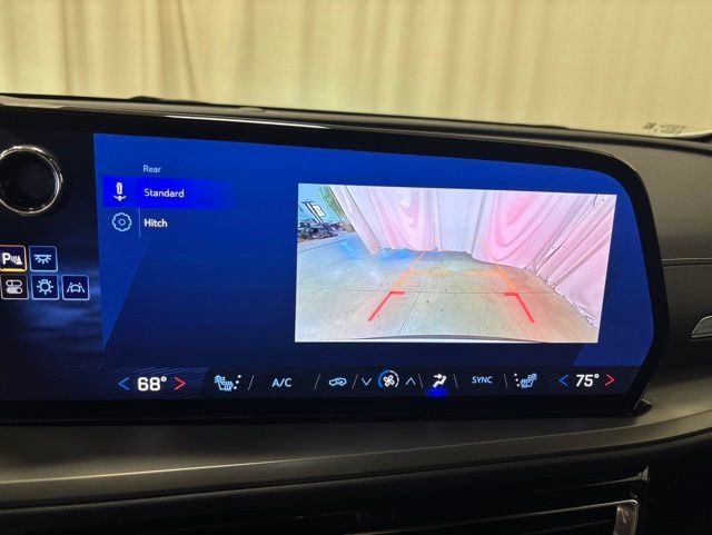 Used 2025 Chevrolet Traverse LT FWD image 19