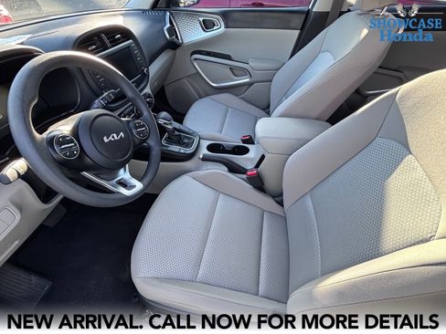 Used 2025 Kia Soul LX FWD image 7