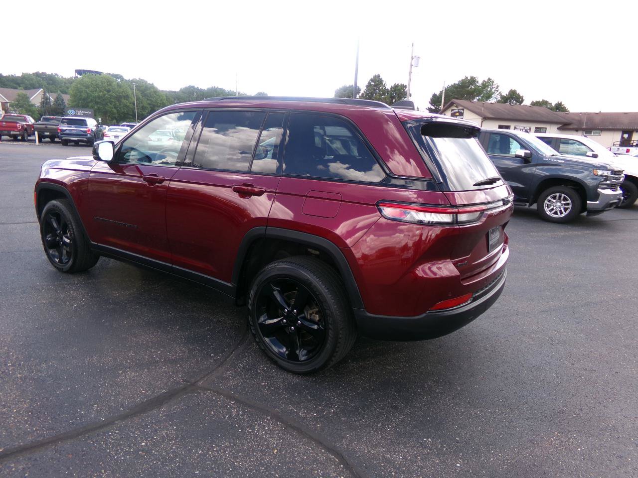 Used 2023 Jeep Grand Cherokee Altitude AWD/4WD image 8