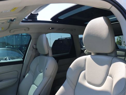 Used 2018 Volvo XC60 T6 Momentum w/ Convenience Package image 32