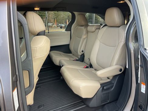Used 2021 Toyota Sienna XLE image 19