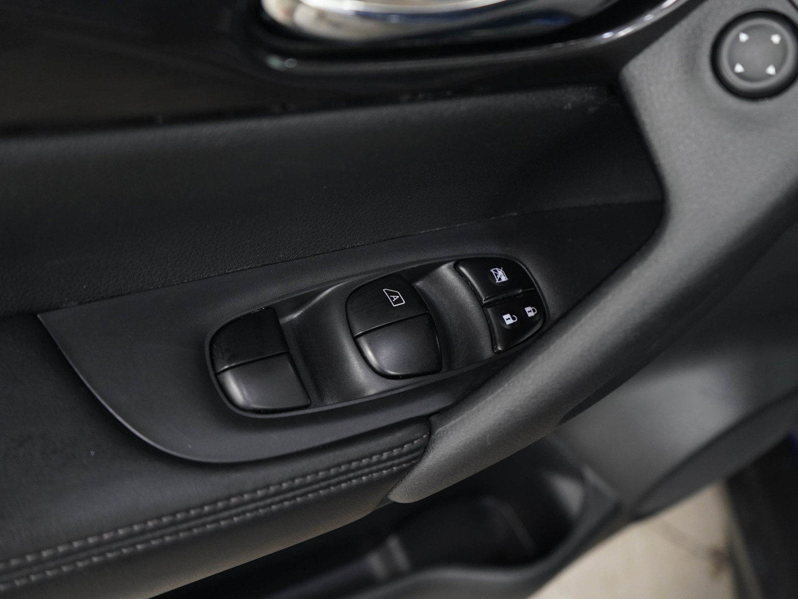 Used 2018 Nissan Rogue SV AWD/4WD image 21