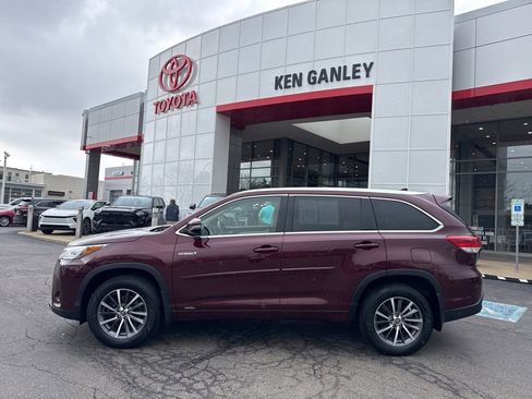 Used 2018 Toyota Highlander XLE image 2