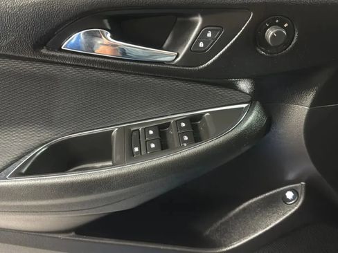Used 2018 Chevrolet Cruze LT FWD image 16