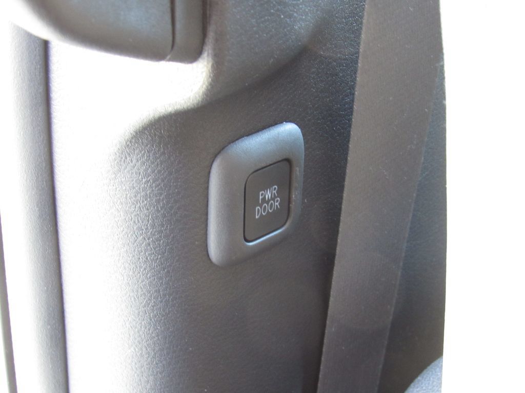 Used 2025 Toyota Sienna XLE FWD image 37