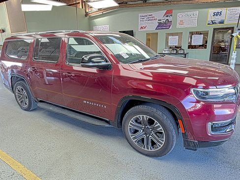 Used 2023 Jeep Wagoneer L Series II image 4