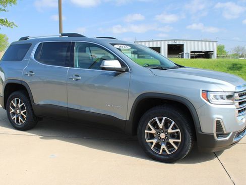 Used 2023 GMC Acadia SLE w/ Driver Convenience Package image 3