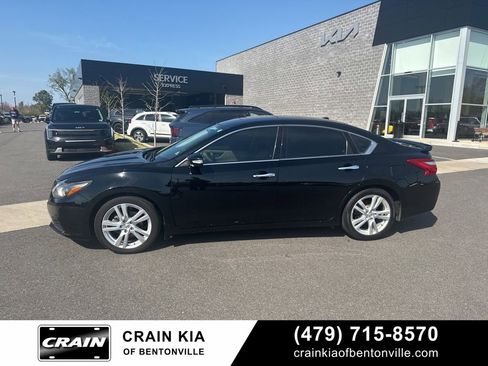 Used 2017 Nissan Altima 3.5 SL w/ 3.5 Technology Package image 19