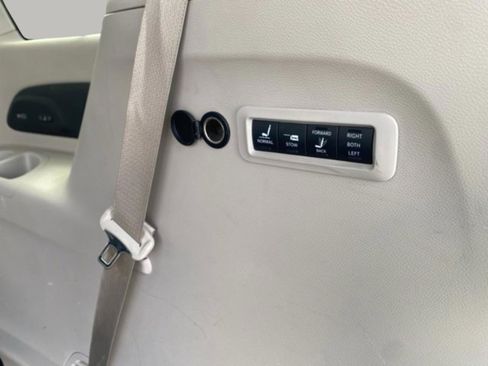 Used 2020 Chrysler Pacifica Limited image 32