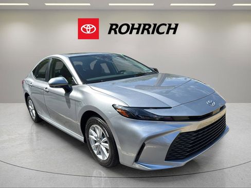 Used 2025 Toyota Camry LE AWD/4WD image 4