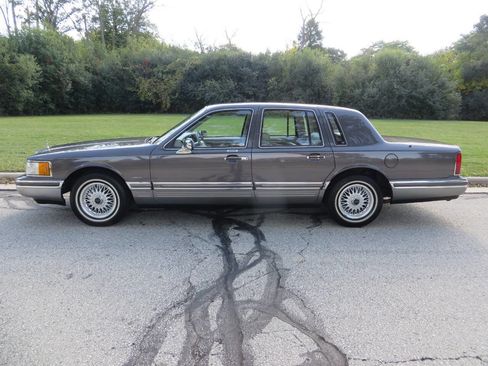 Used 1992 Lincoln Town Car Signature image 2