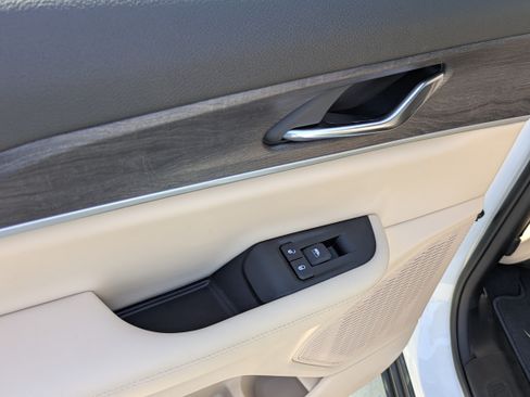 Used 2024 Jeep Grand Cherokee Limited RWD image 8