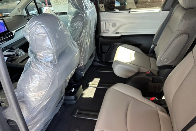 Used 2026 Toyota Sienna XLE AWD/4WD image 9