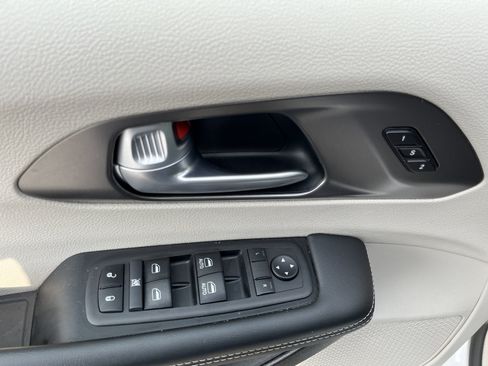 Used 2024 Chrysler Pacifica Touring-L FWD image 16