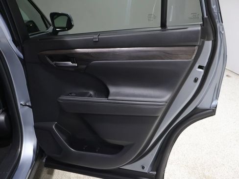 Used 2023 Toyota Highlander Limited AWD/4WD image 22