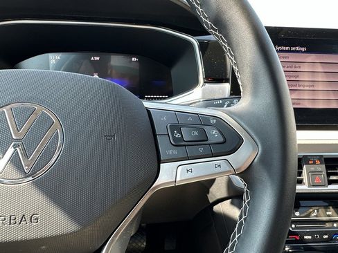 Used 2025 Volkswagen Taos SE w/ Panoramic Sunroof Package image 25