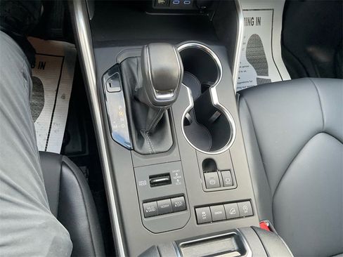 Used 2022 Toyota Highlander XLE image 19