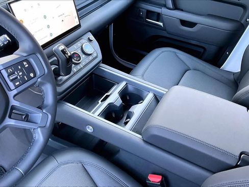 Used 2025 Land Rover Defender 90 S image 17