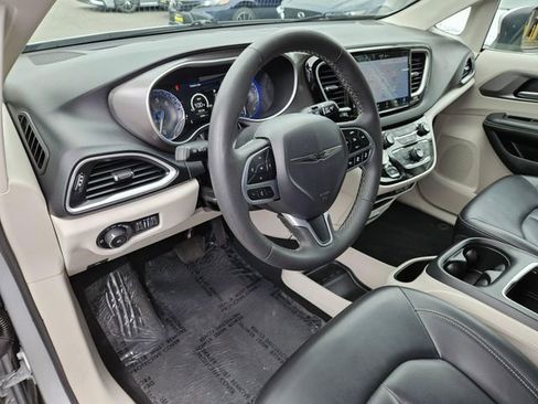 Used 2023 Chrysler Pacifica Touring-L FWD image 28