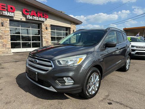 Used 2018 Ford Escape SE w/ SE Sync 3 Package AWD/4WD image 3