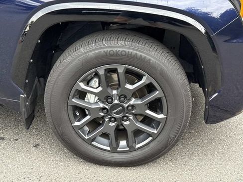 Used 2023 Toyota Sequoia Platinum AWD/4WD image 7