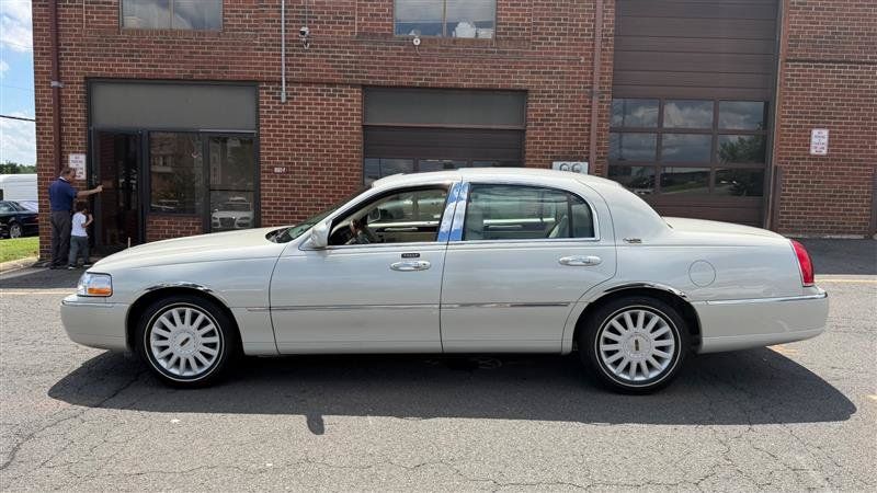 Used 2005 Lincoln Town Car Signature Limited RWD image 8