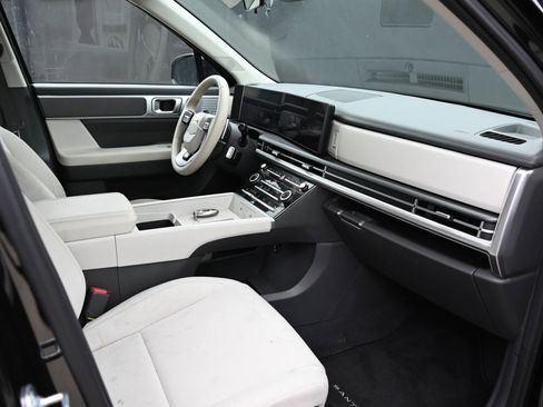 Used 2025 Hyundai Santa Fe SE FWD image 16