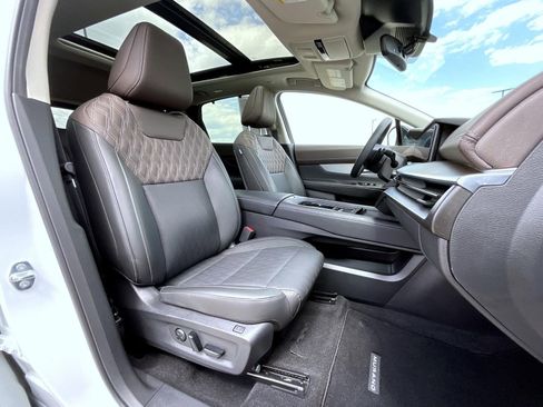 Certified 2025 Nissan Murano Platinum w/ Cargo Package AWD/4WD image 16