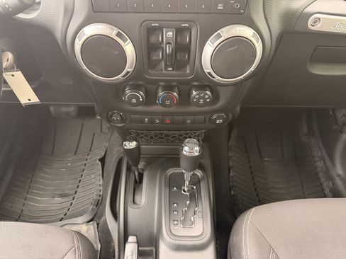 Used 2017 Jeep Wrangler Unlimited Rubicon w/ Connectivity Group AWD/4WD image 19