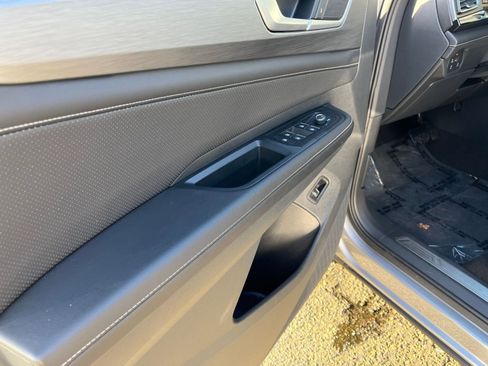 Used 2025 Volkswagen Atlas Cross Sport SE image 18