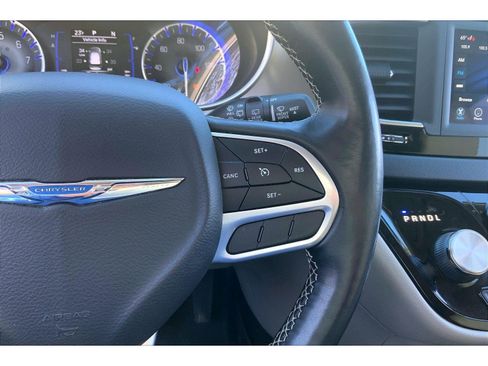 Used 2020 Chrysler Pacifica Touring-L image 17