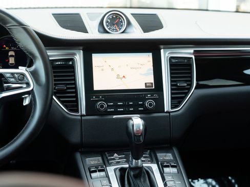 Used 2018 Porsche Macan image 12