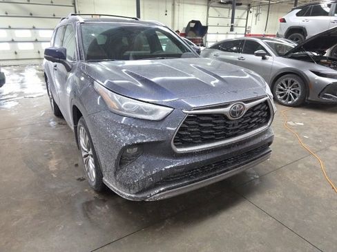 New 2026 Toyota Highlander Platinum image 1